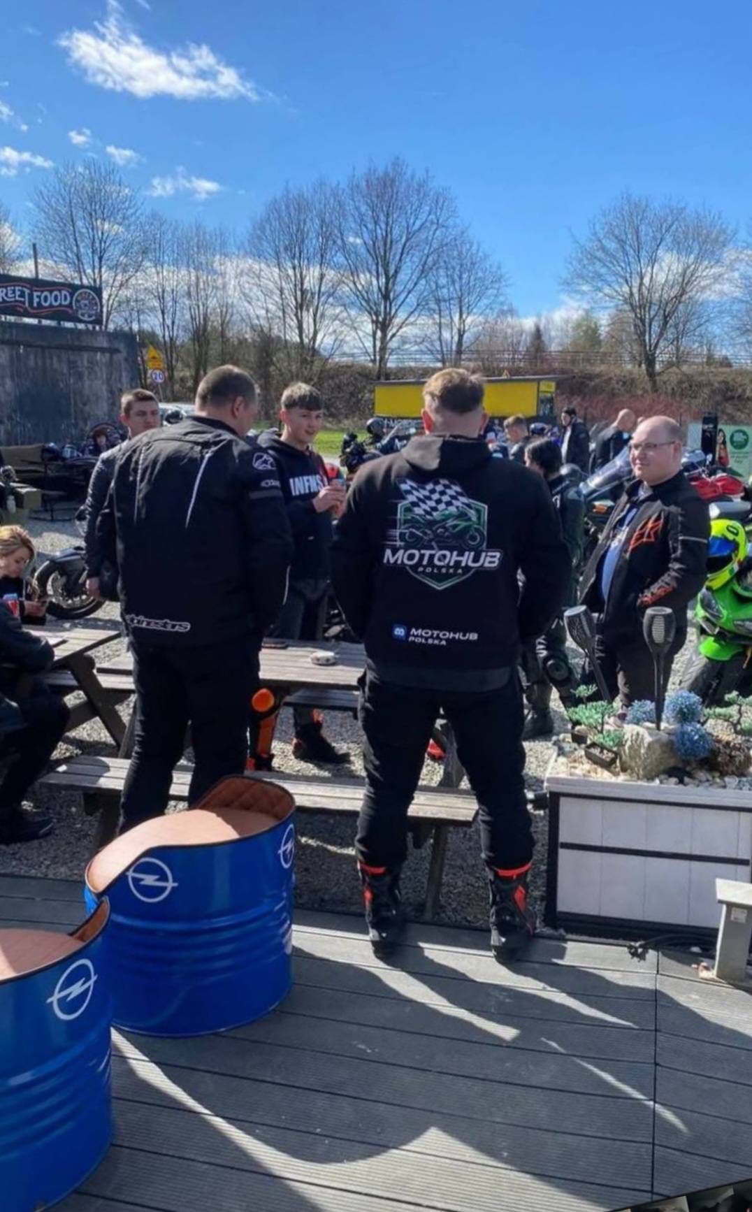 Grupa motocyklistów MotoHub Polska na wspólnym wyjeździe w Beskidach