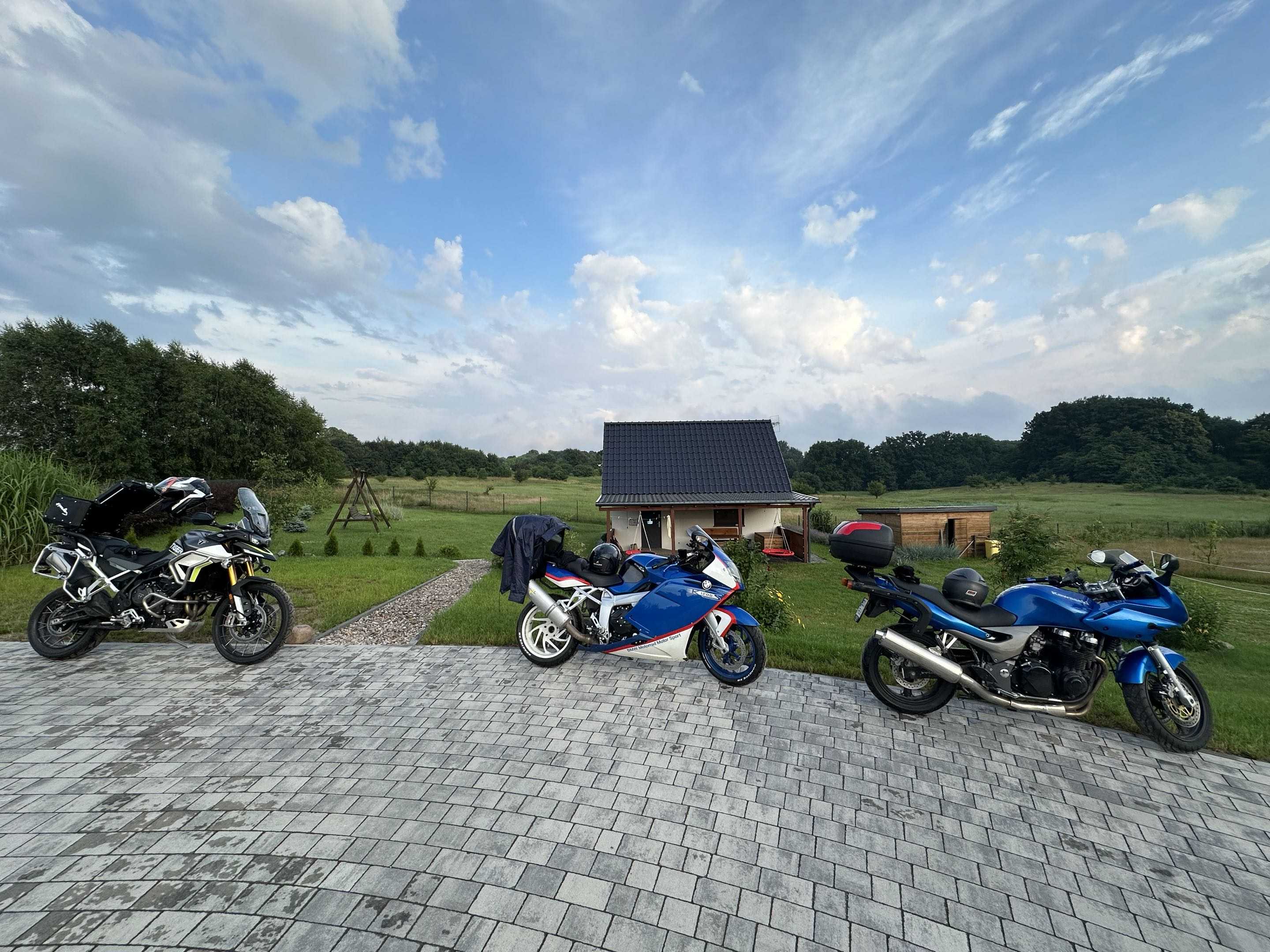 Motocykliści MotoHub Polska podczas postoju na widokowym punkcie trasy